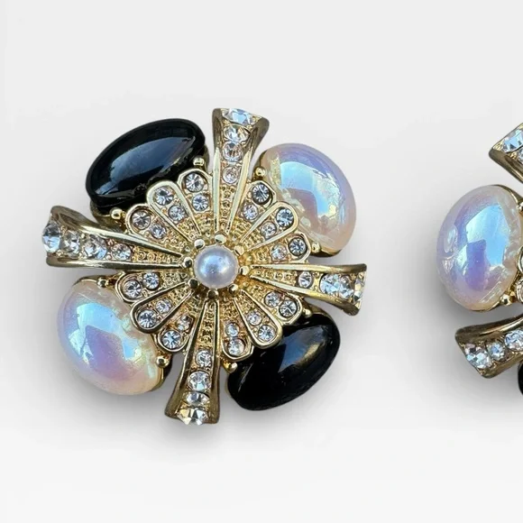 VINTAGE Onyx and Faux Mabe Pearl Cabochon Earrings - Picture 5 of 12